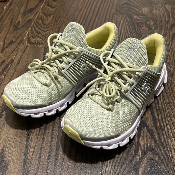 On Running Shoes - On cloud green sneakers, size 5, never worn!